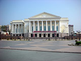 Театр, который с трудом втиснулся на место площади 400-летия Тюмени и парка (на заднем фоне дом моей мамы)