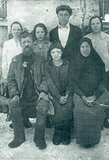 Василий Ярославов (слева) и Мария Никаноровна Ярославова-Зинова (справа)