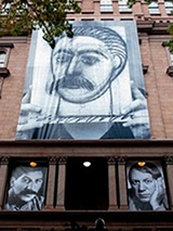 Портрет Сталина руки Пикассо на здании в Нью-Йорке