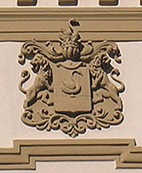 Герб Лебедя рода Раевских на фасаде здания, Петербург