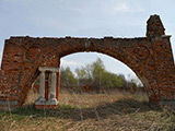 Руины Арки между усадьбами Е.А.Ярославовой и Новиковых (двойные колонны)